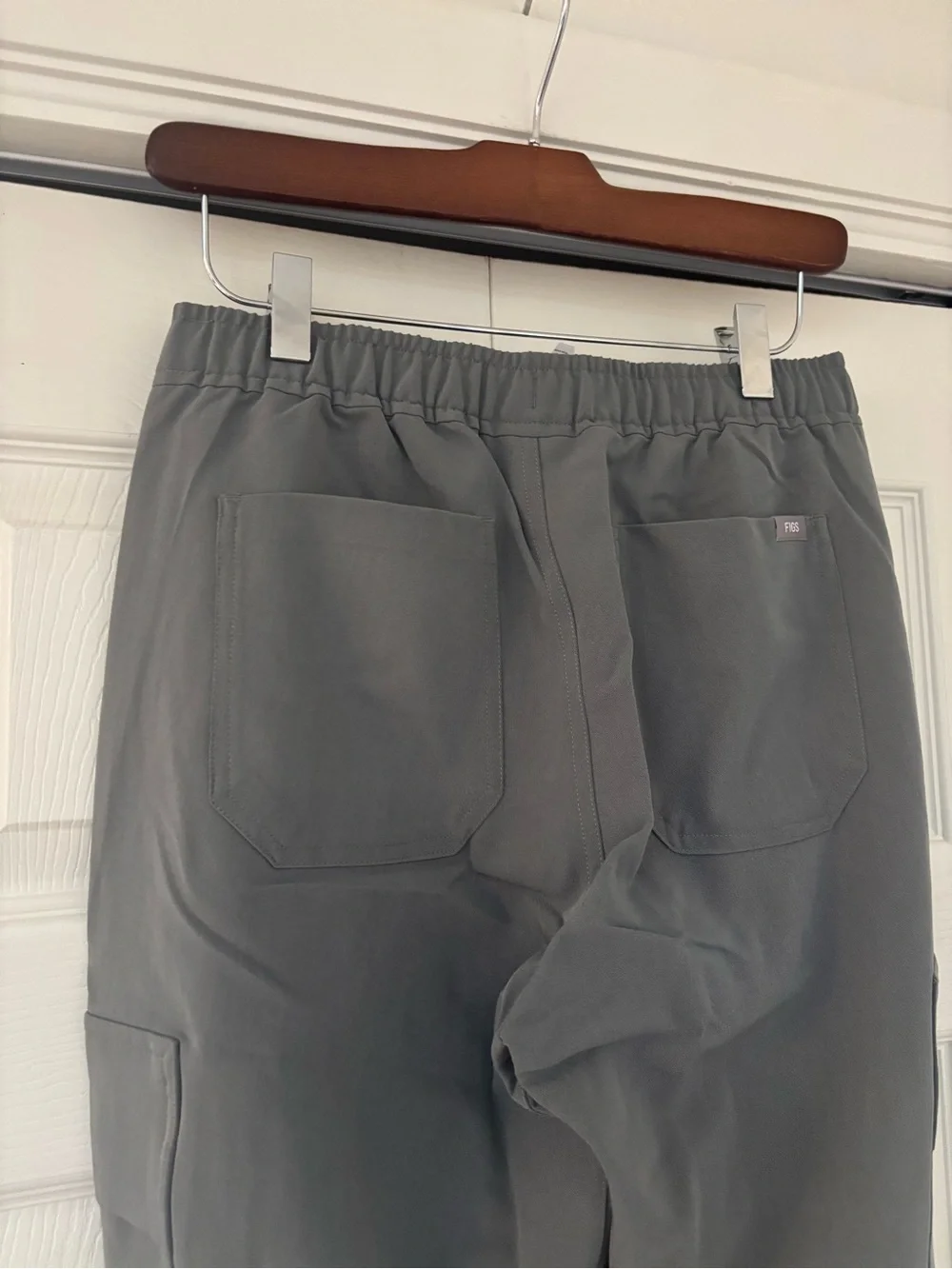 NWT FIGS Mens Classic Tansen Charcoal Cargo Joggers with Navy Drawstring - Short